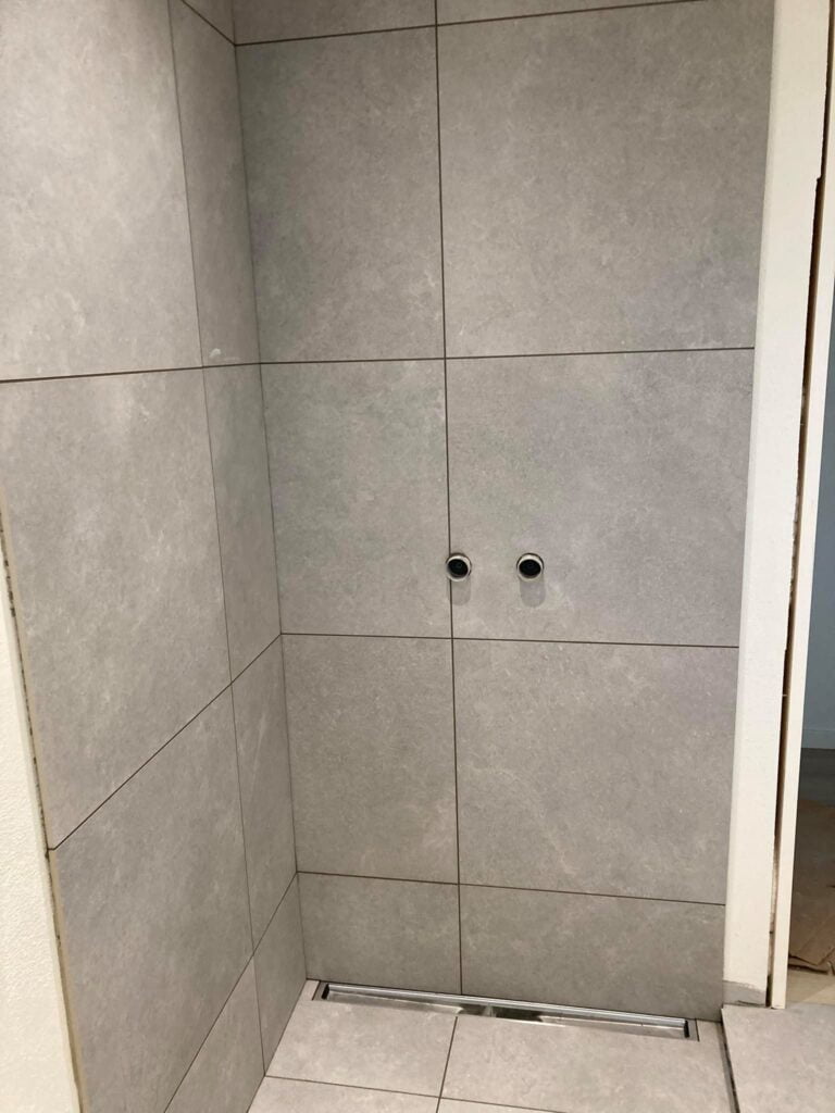 Ny flisebelagt bruseniche under konstruktion